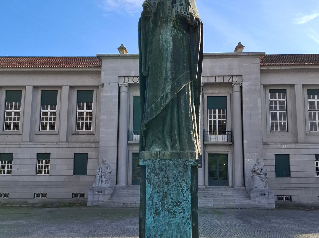 Estatua da Condessa Mumadona Dias-吉马良斯必去景点