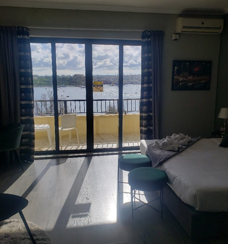 斯丽马滨海酒店主图