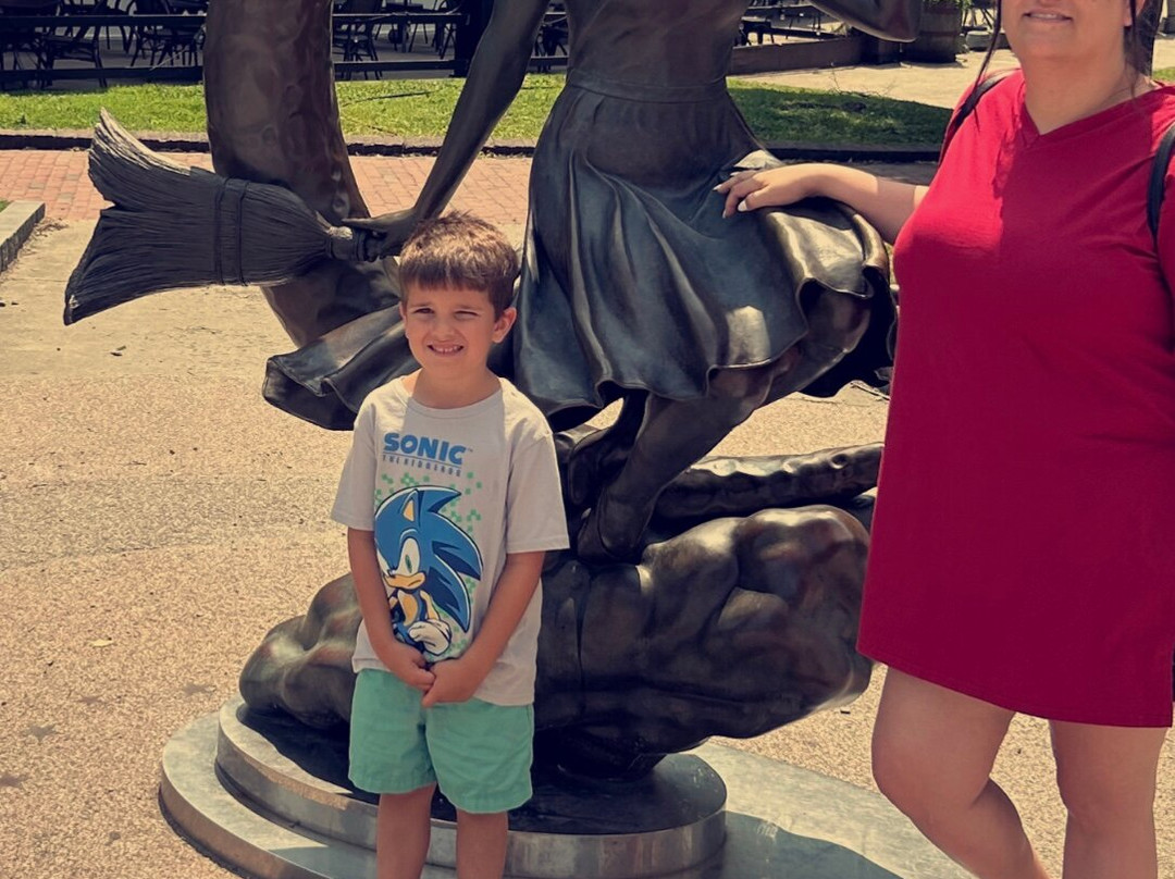 Bewitched Statue of Elizabeth Montgomery-塞勒姆必去景点