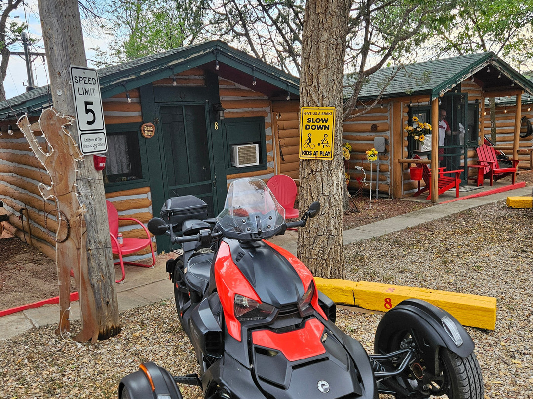 Historic Log Cabin Motel主图