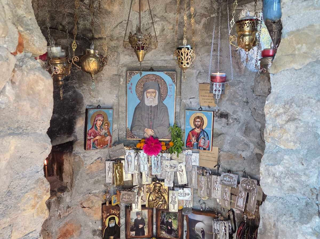 Tree Chapel Saint Paissiou-Agia Varvara必去景点