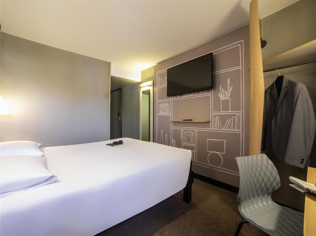 宜必思克雷泰伊酒店主图