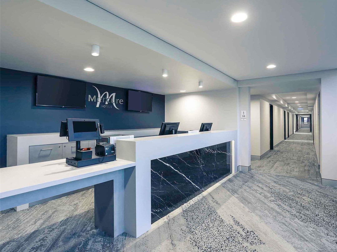 塔姆沃思美居酒店