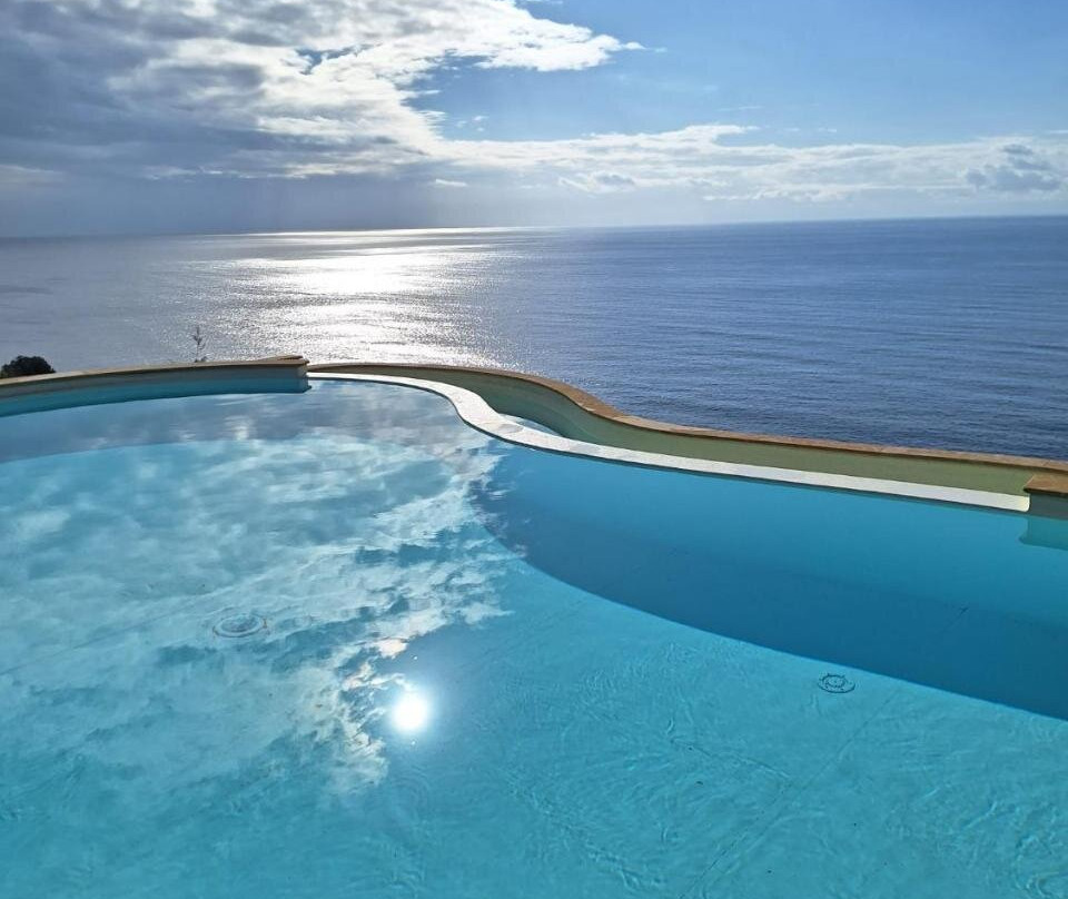 Villa Patty with Infinity Pool in Front of the Sea, Parking and Wifi