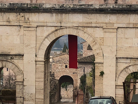 Torri di Properzio e Porta Venere-Spello必去景点