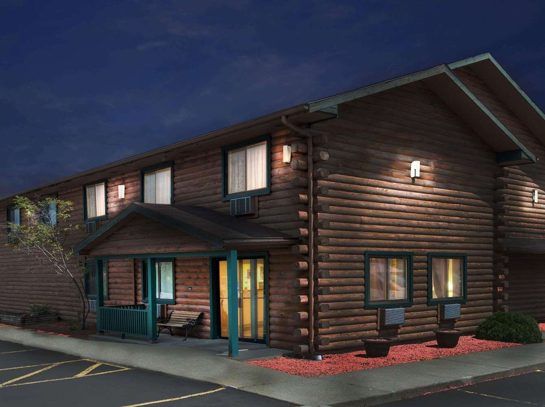 泰孔德罗加温德姆速8酒店