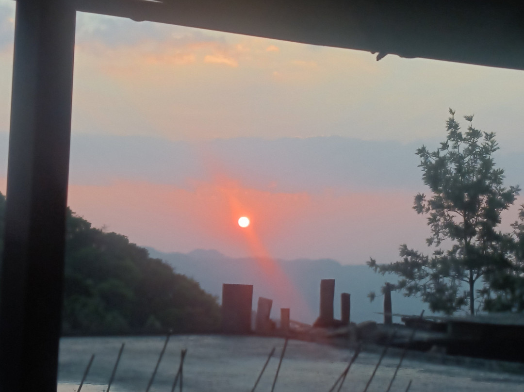 阿韦达满纳山区和雾气主图