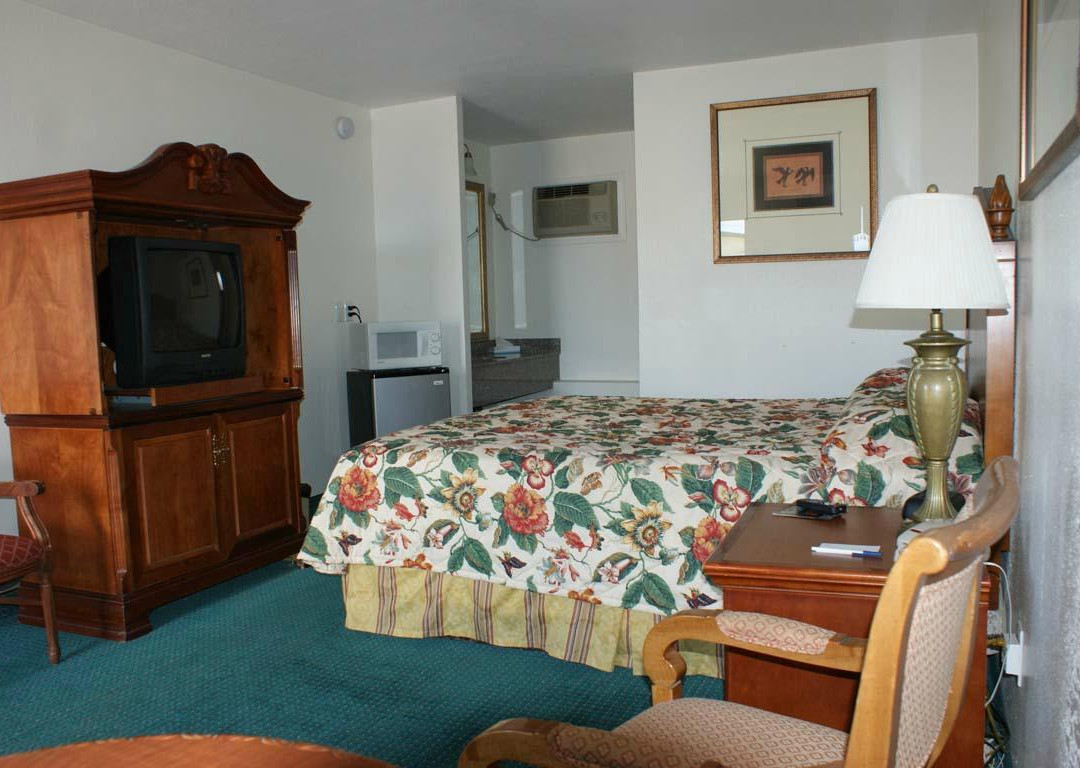 Hwy. Express Inn & Suites