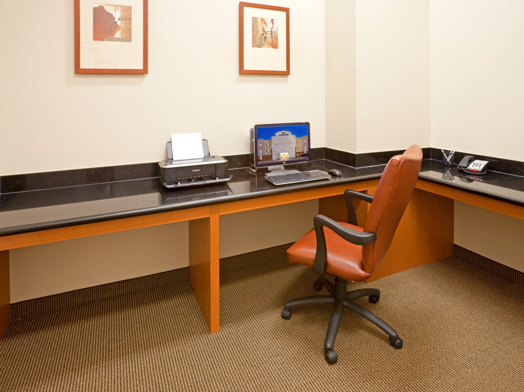 普莱森特山烛木套房酒店主图