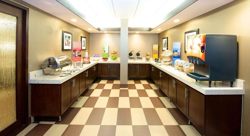 埃文斯维尔希尔顿恒庭酒店主图