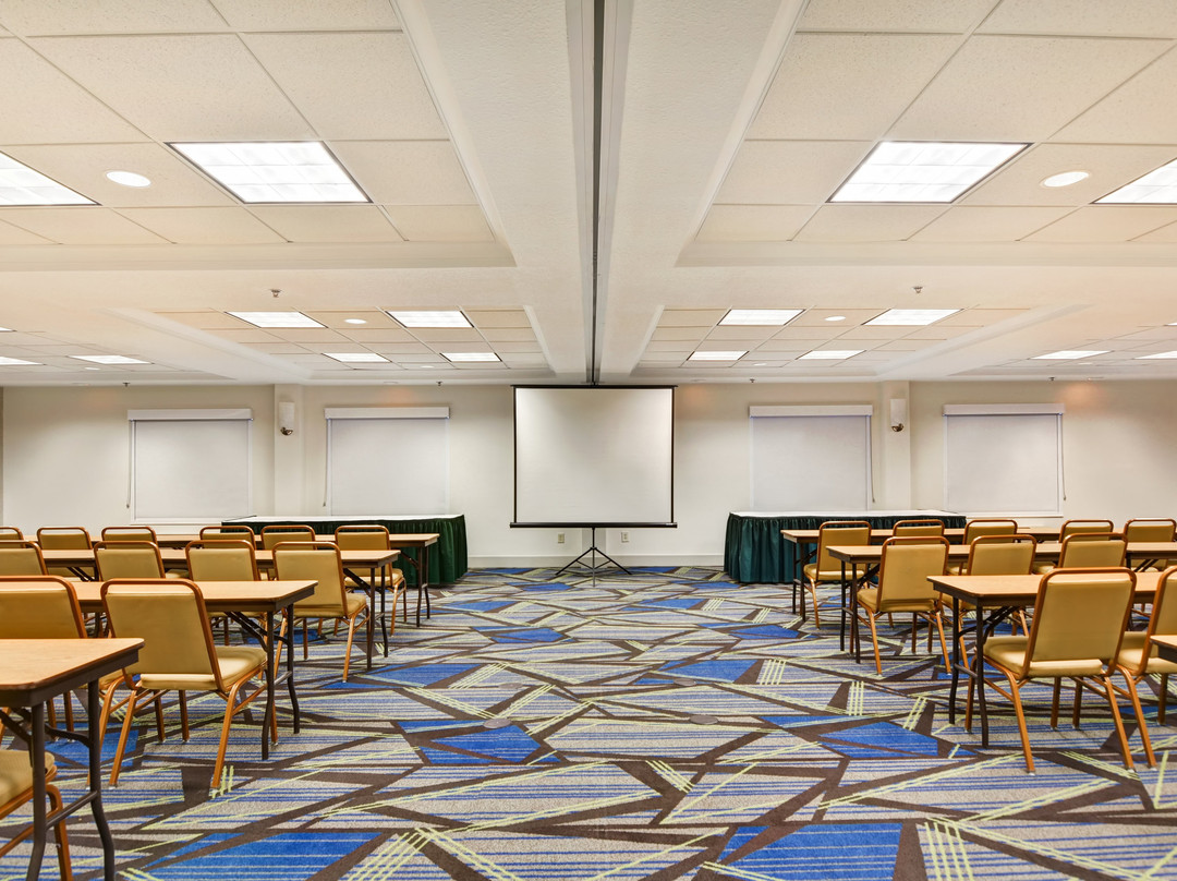 Holiday Inn Express & Suites Milwaukee-new Berlin By IHG主图