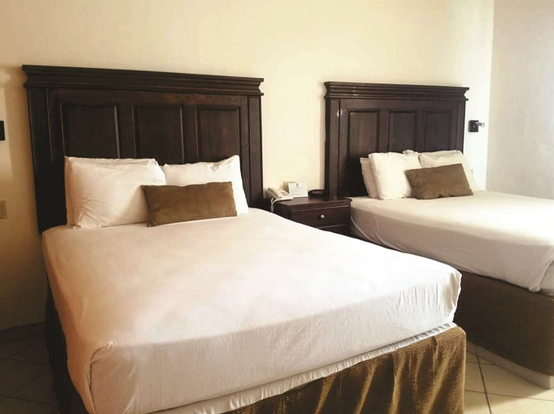 贝斯特韦斯特劳斯马尔套房酒店主图