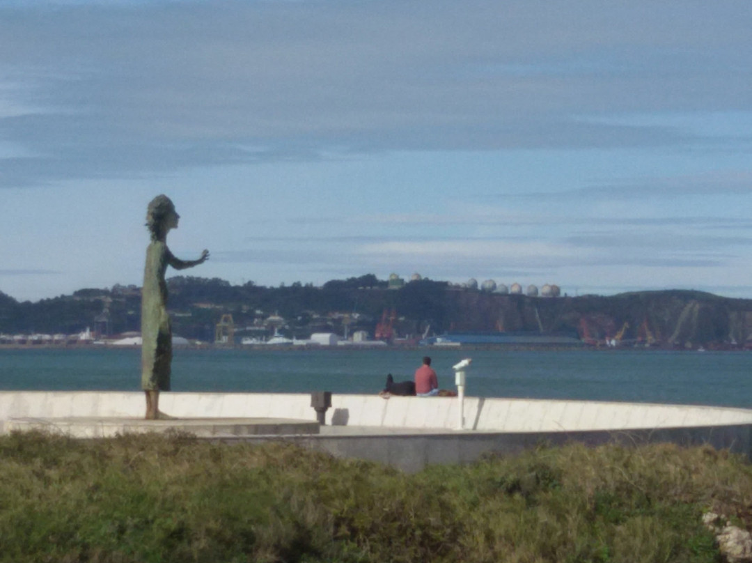 Monumento a la Madre del emigrante景点图片