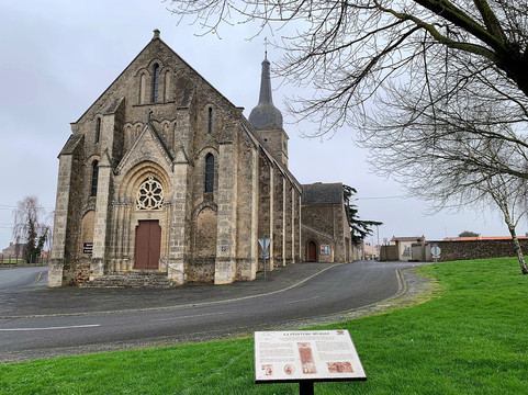 Eglise Saint-Hilaire-Vihiers必去景点