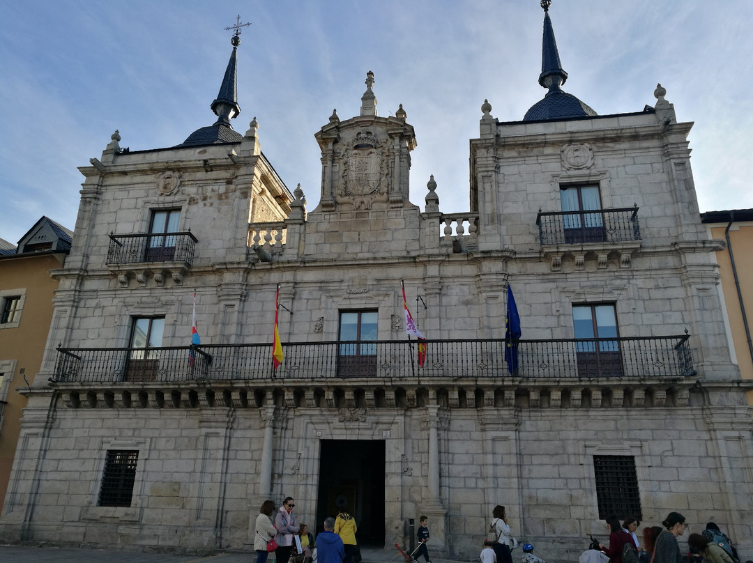 Plaza Ayuntamiento-蓬费拉达必去景点