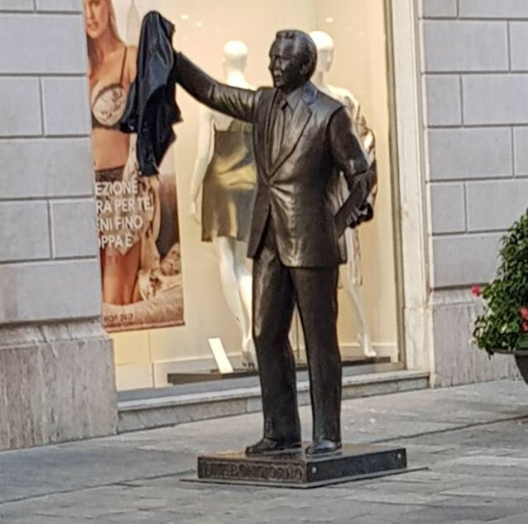 Mike Bongiorno Statue-圣雷莫必去景点