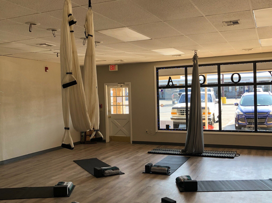 Jones旅游景点-Holiday Yoga MWC