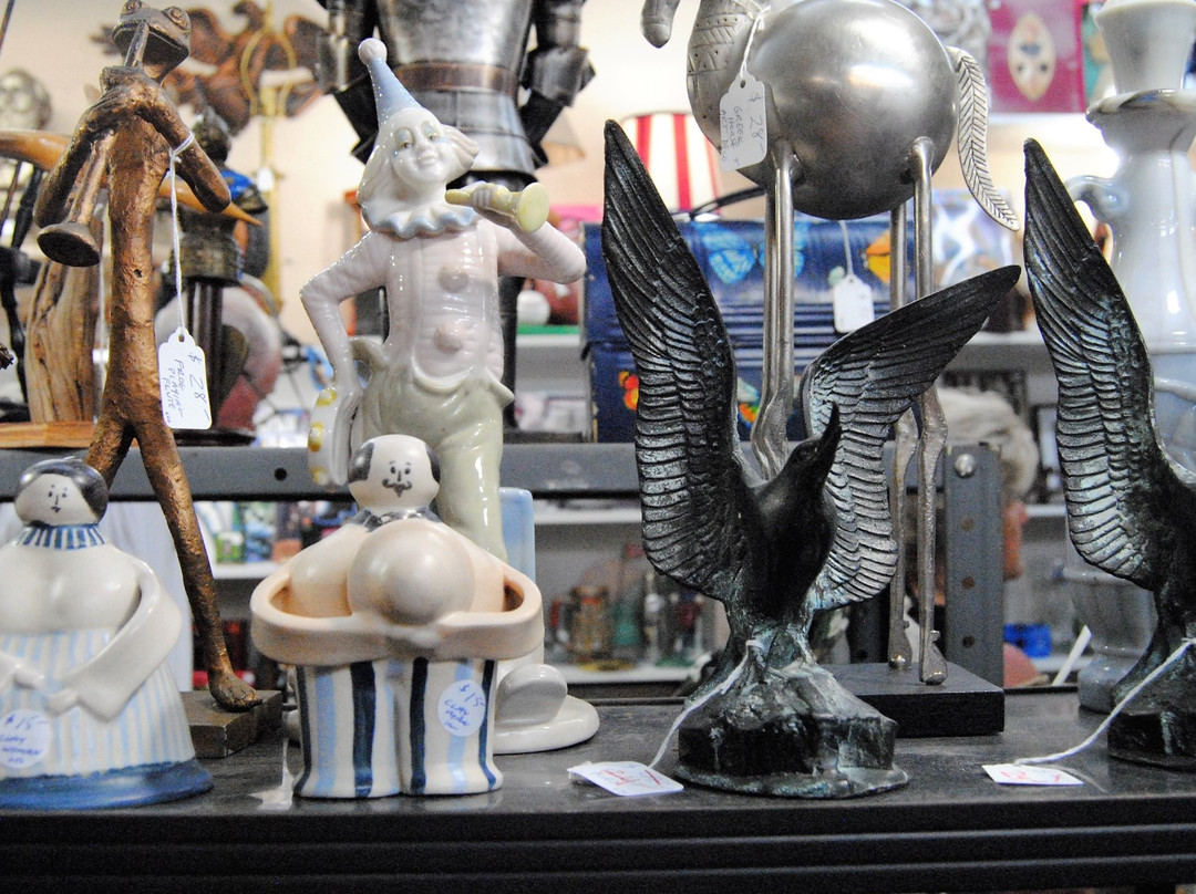 Antiques & Collectibles Too景点图片
