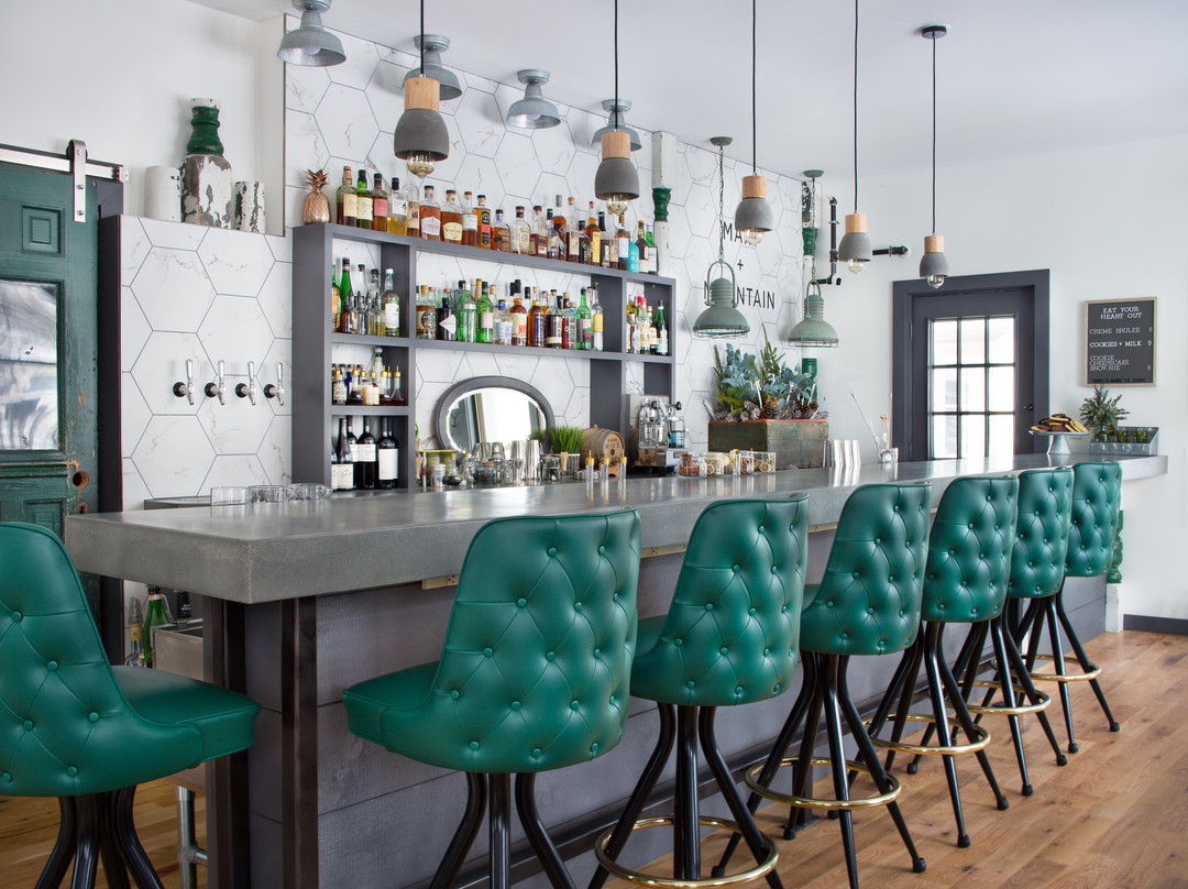 Cavendish旅游景点-Main and Mountain Bar