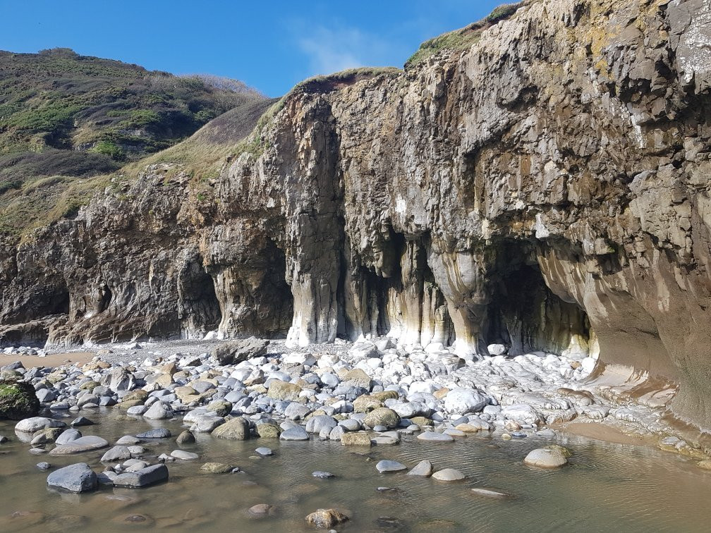 National Trust - Ragwen Point Caves景点图片