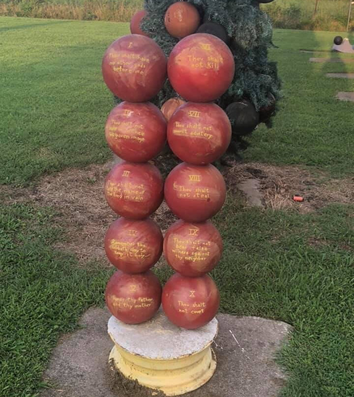 Bowling Ball Yard Art-Nowata必去景点