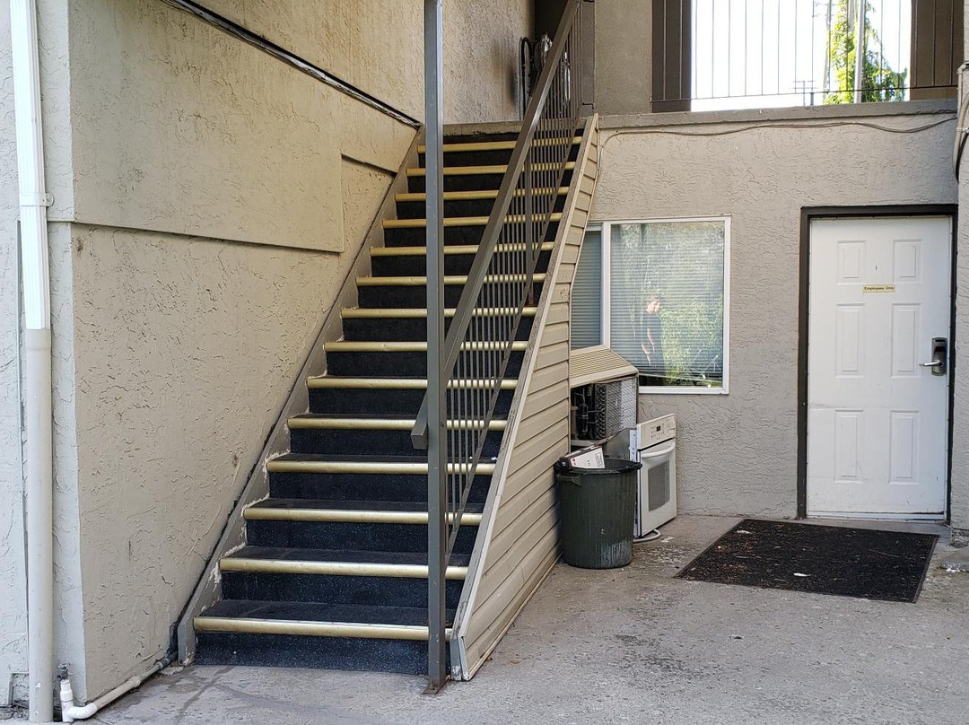 Riverland Inn & Suites主图