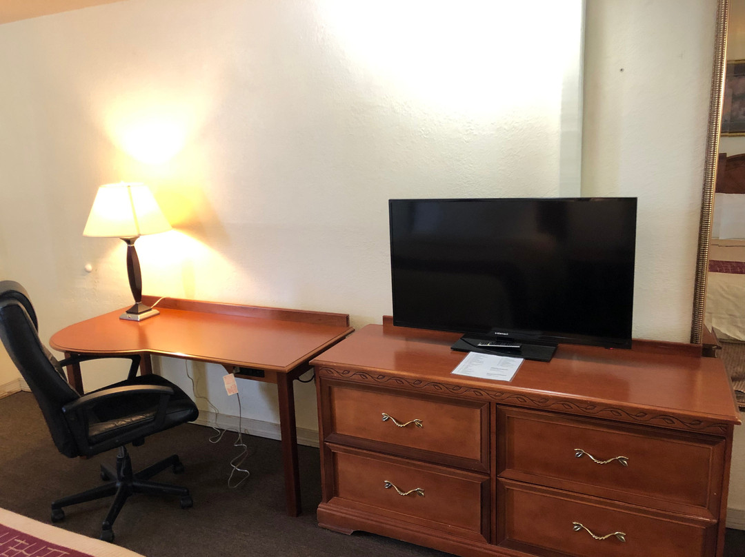 Ozark Inn & Suites主图