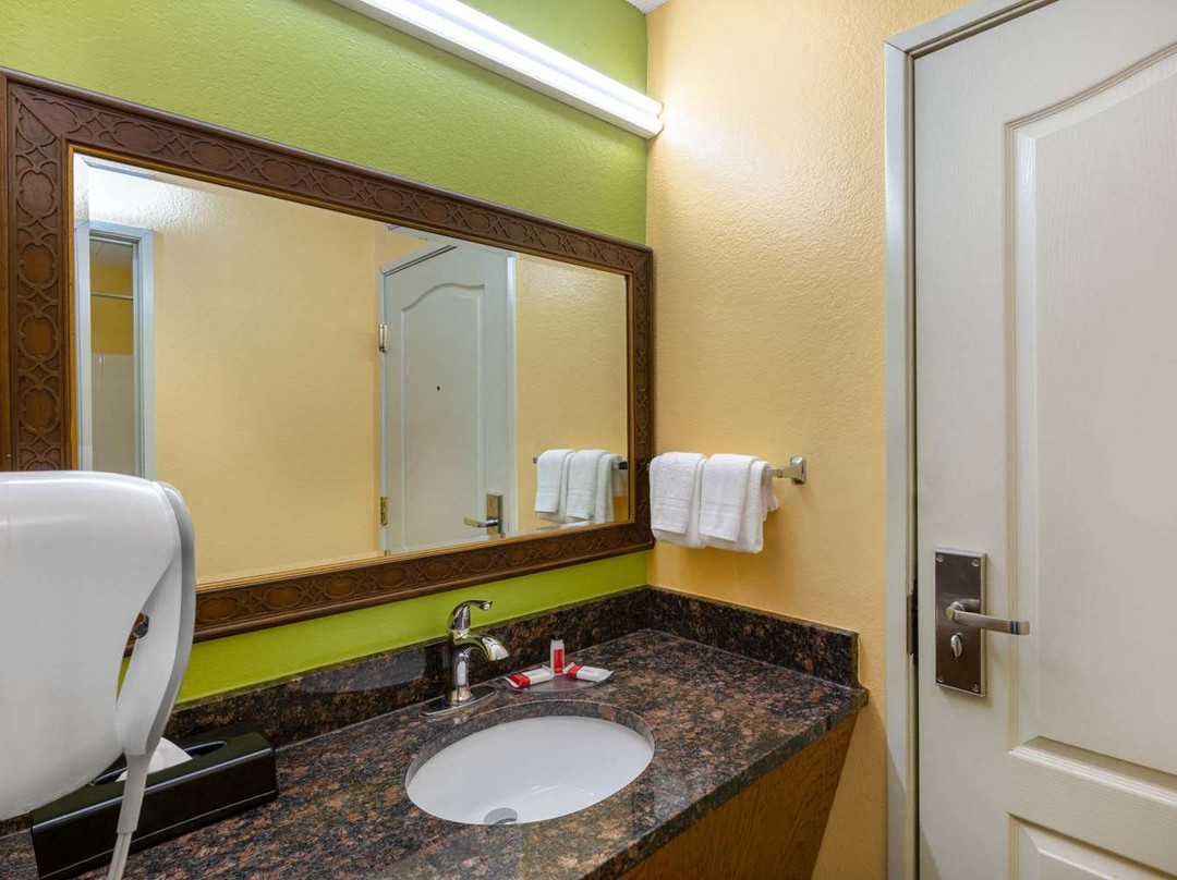 Super 8 by Wyndham Lake of the Ozarks主图