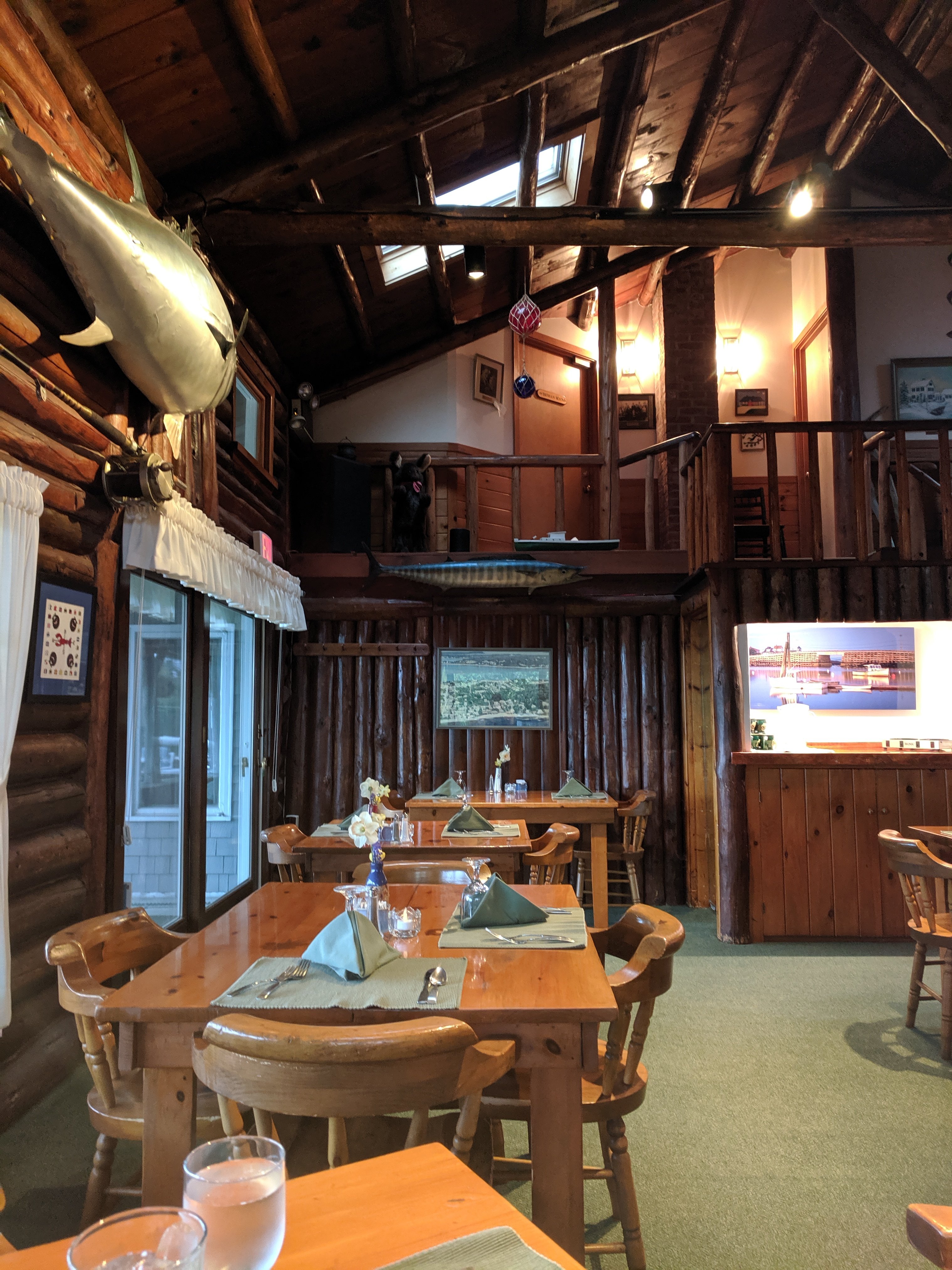 Log Cabin: An Island Inn-餐饮