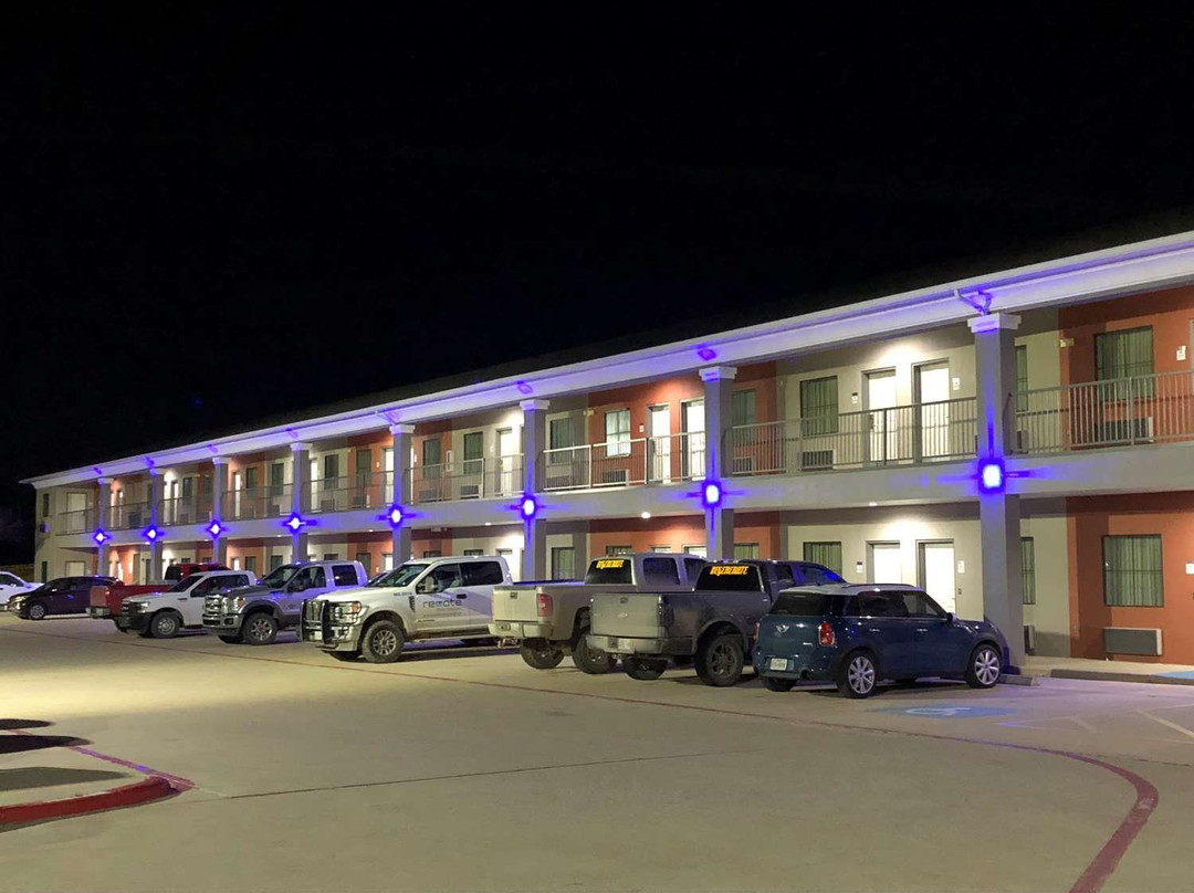 Executive Inn and Suites主图