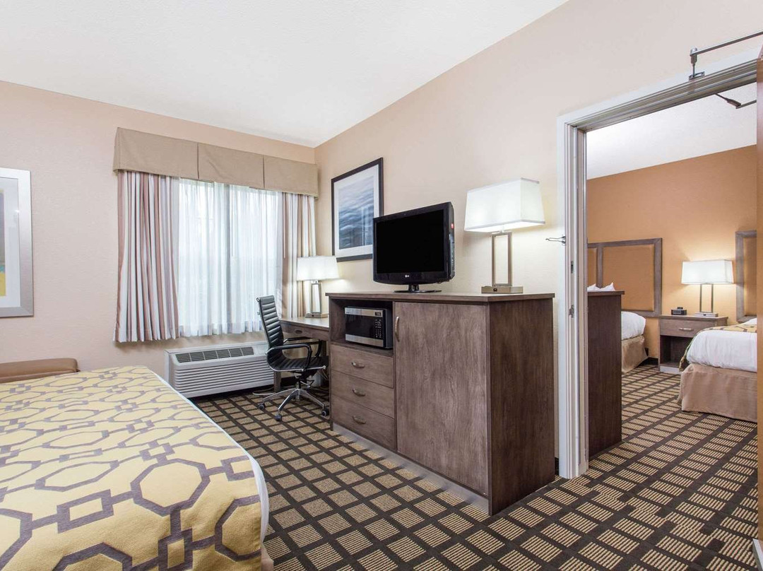 普利茅斯呗盟套房酒店主图