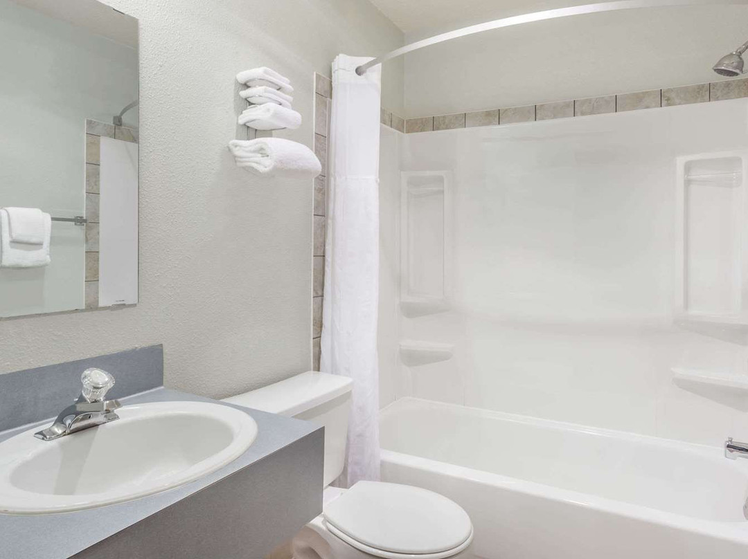 梅迪辛哈特温德姆速8酒店主图