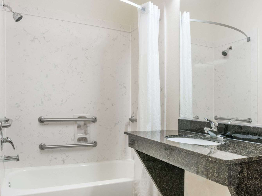 布鲁克希尔速8酒店主图