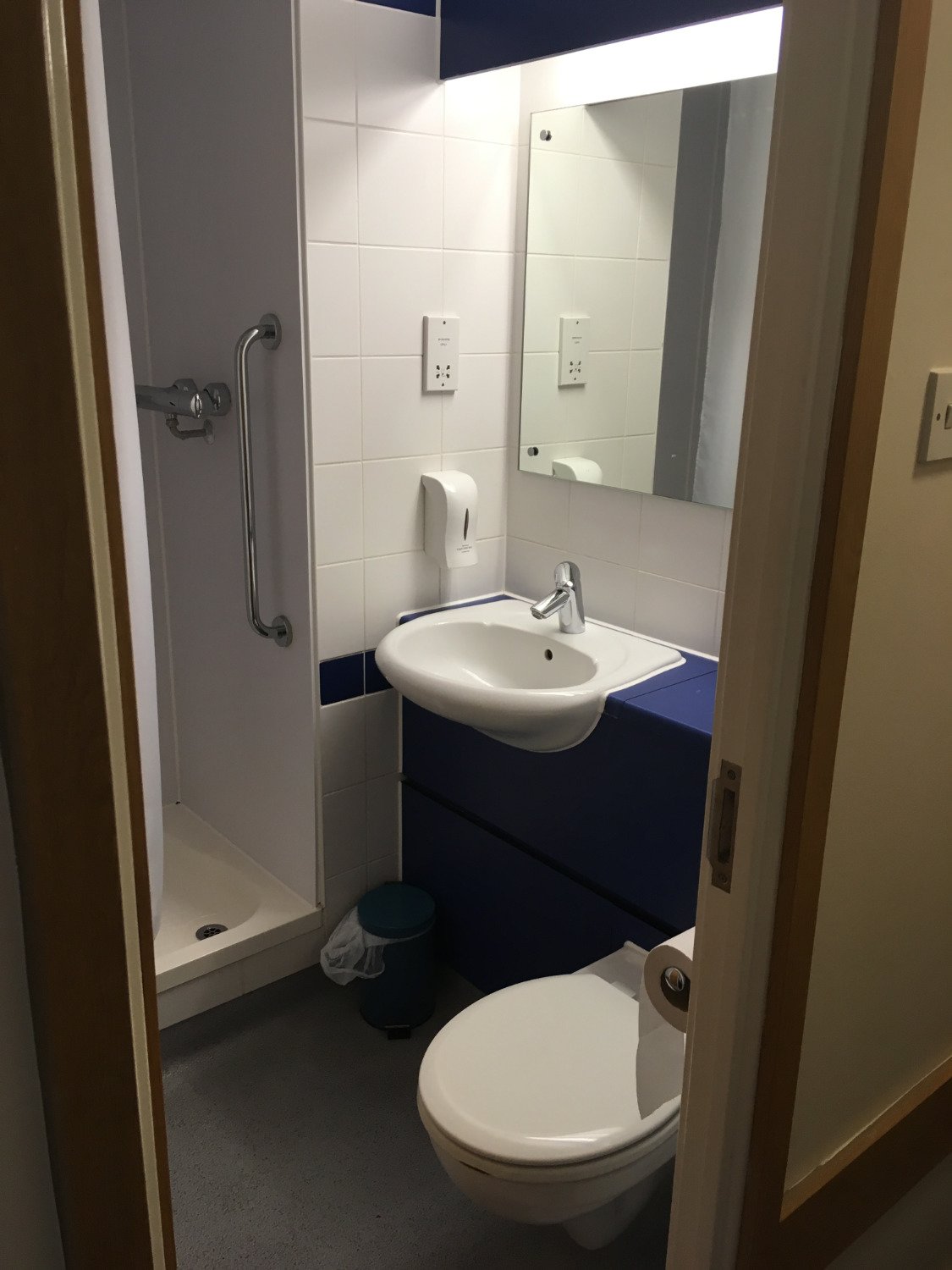 Travelodge Peterborough Eye Green-浴室