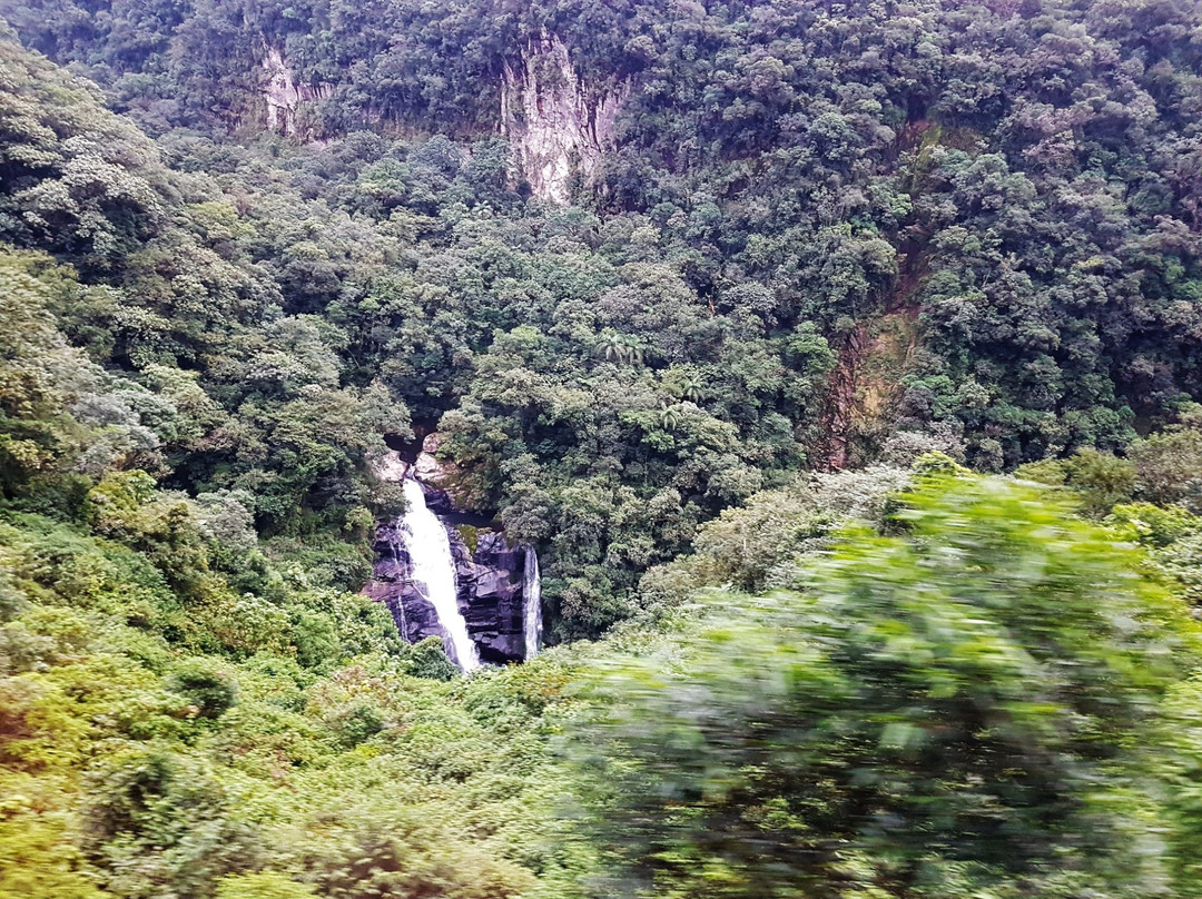 Veu de Noiva Waterfall景点图片