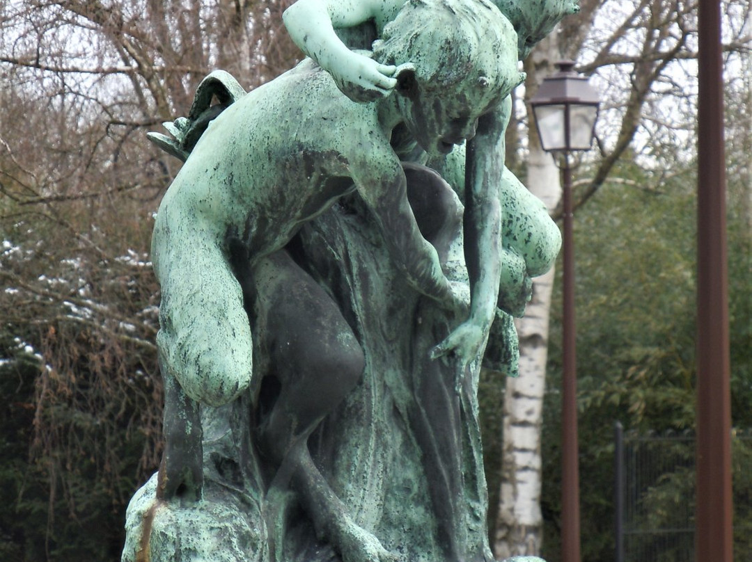 Monument à Raoul Larche景点图片