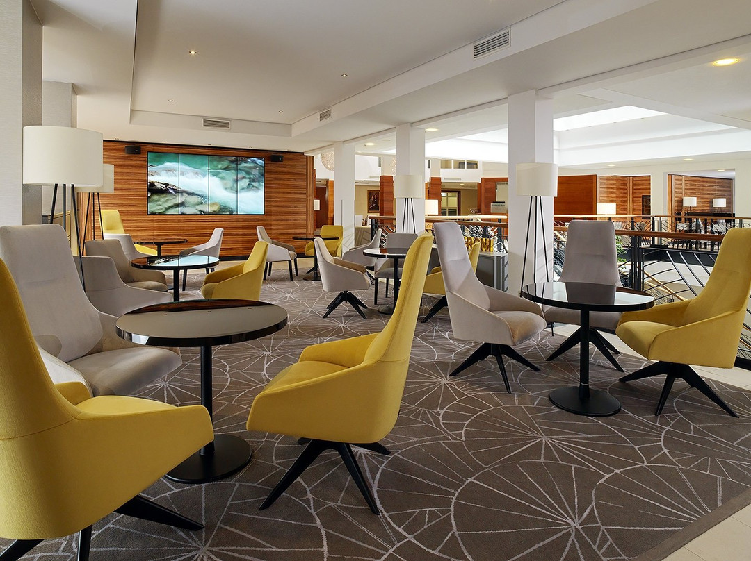 Plusch Bar & Lounge