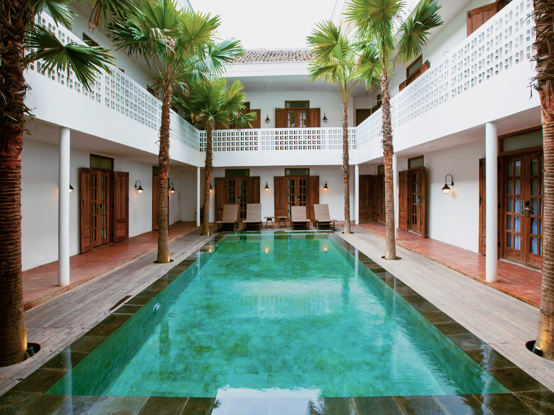 Brontokusuman酒店住宿-Adhisthana Hotel