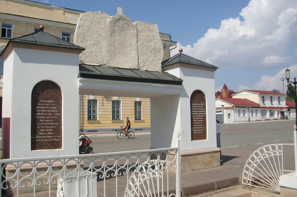 Monument Elizavetinskiye Gates-Orenburg必去景点