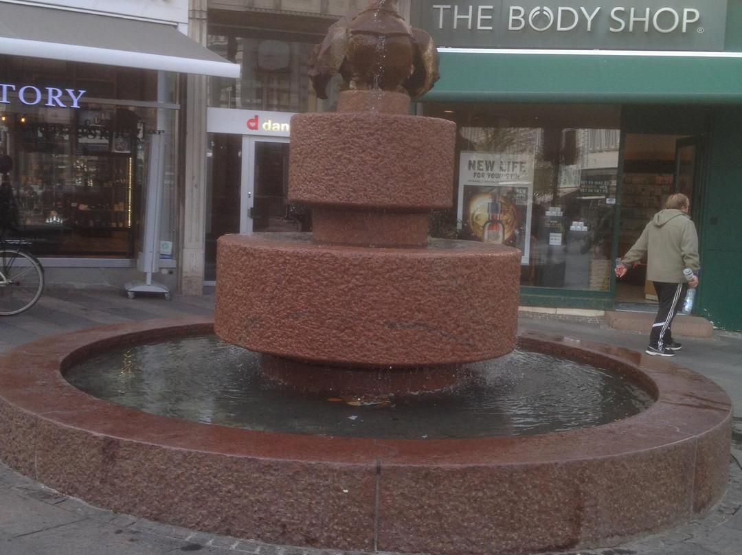 Bird with gold apple-欧胡斯必去景点