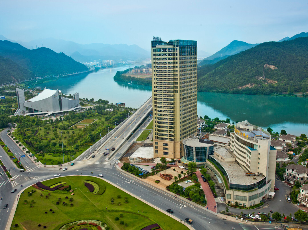 半岛凯豪大酒店主图