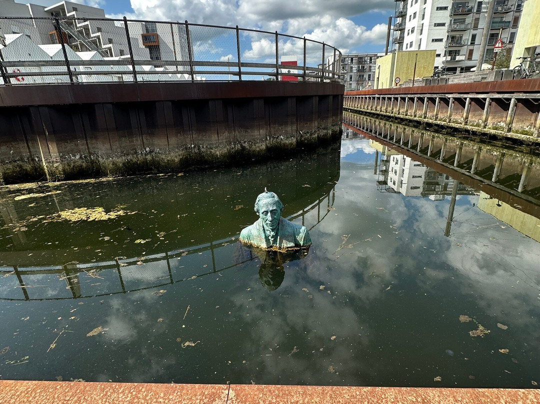 H. C. Andersen skulptur i havnen-欧登塞必去景点