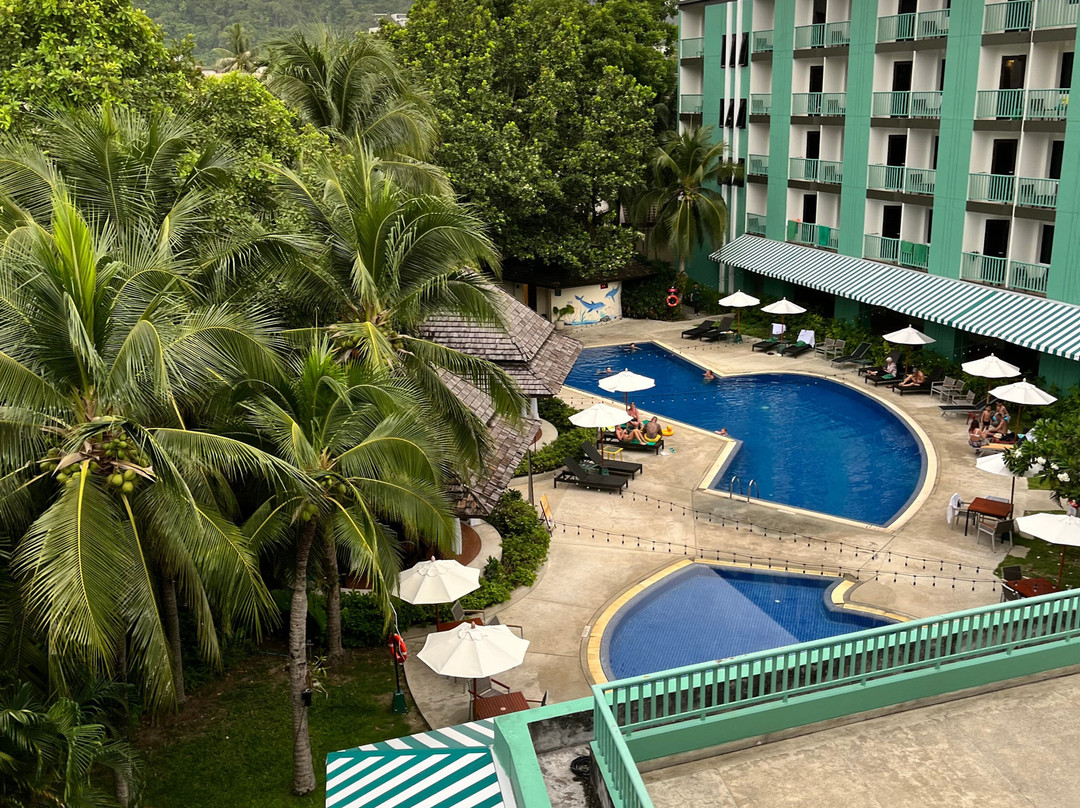 普吉岛宜必思卡塔酒店主图