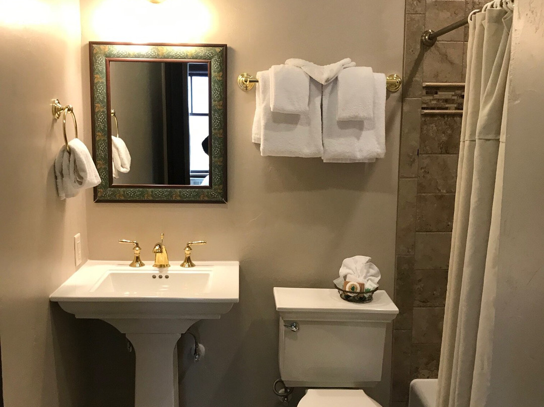 Riverside Hot Springs Inn & Spa主图