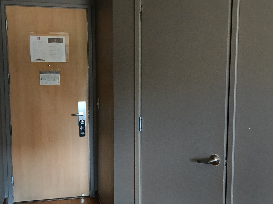 宜必思圣地亚哥拉斯孔德斯酒店主图