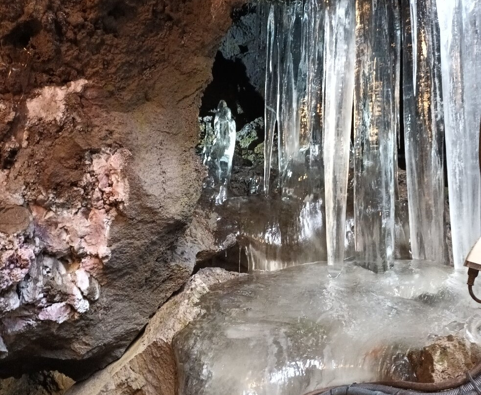 Narusawa Ice Cave-鸣泽村必去景点