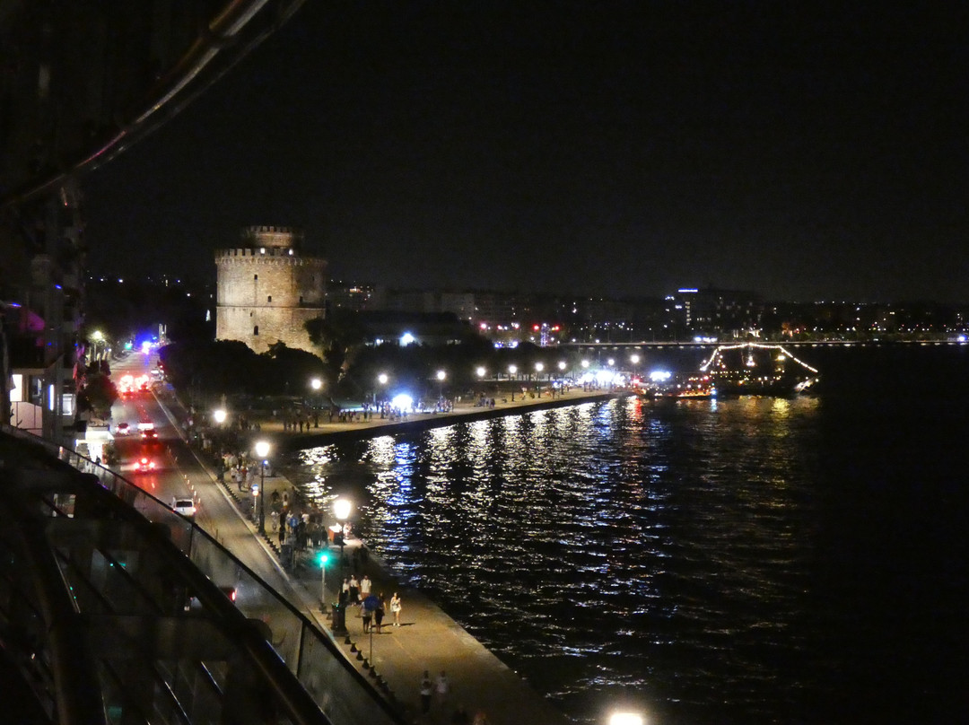 戴奥斯尊享人生酒店主图