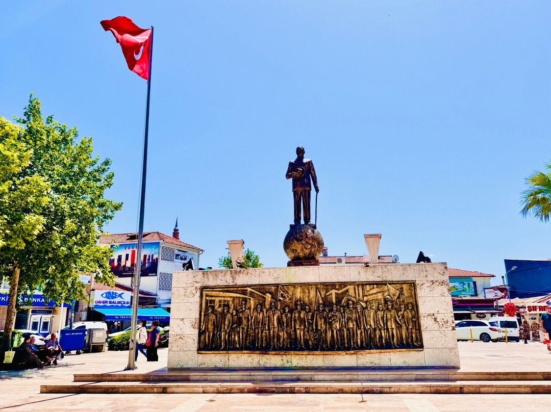 Cumhuri̇yet Meydani Atatürk Aniti