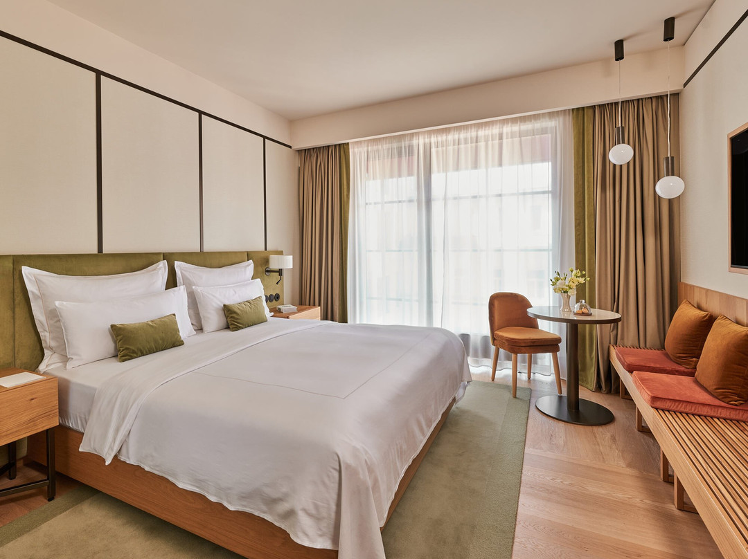 The Julius Prague主图