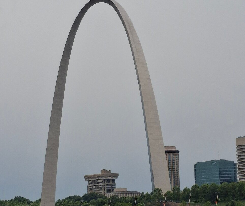 Riverboats at the Gateway Arch-圣路易斯必去景点